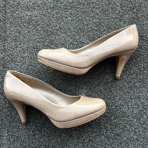 Bandolino Glossy Pump Heels in Light Taupe Patent Leather, in Women’s US 7.5 💼